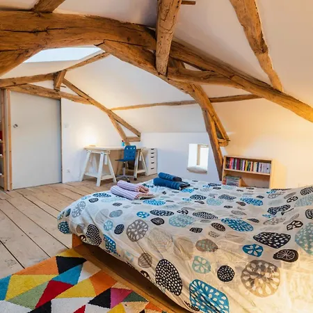 بيت ضيافة La Mouliere Family House